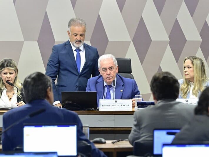 Margareth Rodrigues Costa e Tarcijany Linhares Aguiar Machado durante sabatina na CCJ. Entre elas, o presidente da comissão, Otto Alencar. - Geraldo Magela/Agência Senado