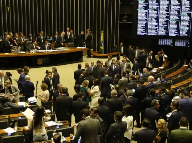 Deputados e senadores em sessão conjunta do Congresso Nacional. - Fábio Rodrigues Pozzebom/Agência Brasil