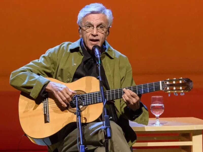 Caetano Veloso agradece a Otto Alencar após correção a fala de Márcio Bittar durante sabatina de Jorge Messias na CCJ do Senado. - The Washington Post / Colaborador/Getty Images