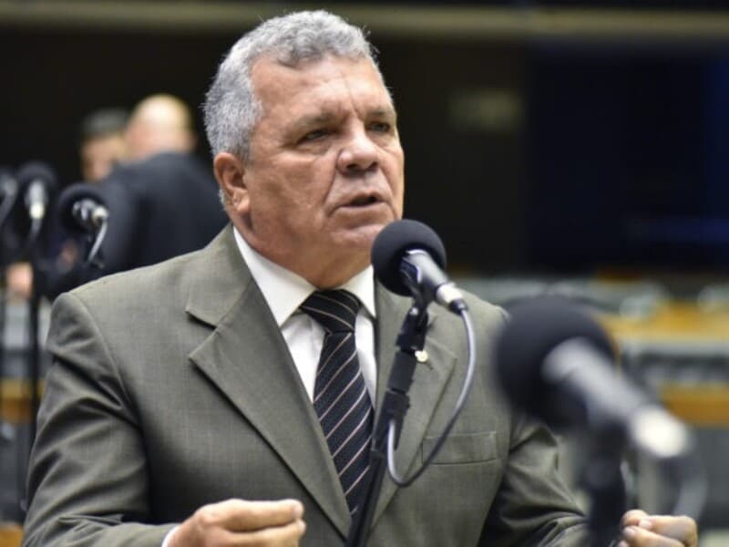 Deputado Alberto Fraga é autor de projeto que propõe substituir sirenes por sons suaves em escolas para atender alunos com TEA. - Zeca Ribeiro/Câmara dos Deputados