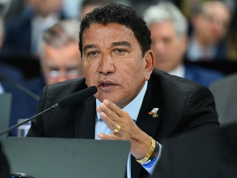 Senador convive com sequelas de tumor na medula. - Andressa Anholete/Agência Senado