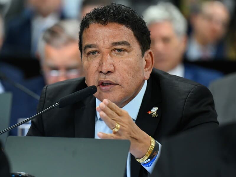 Senador convive com sequelas de tumor na medula. - Andressa Anholete/Agência Senado