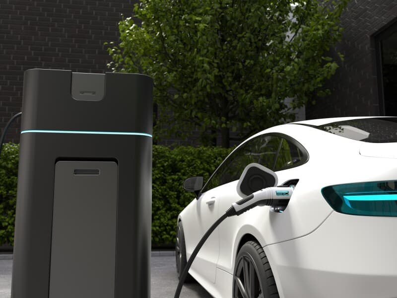 Proposta quer punir motoristas que ocuparem vagas de recarga elétrica após o uso e prevê multa e remoção do veículo. - Freepik