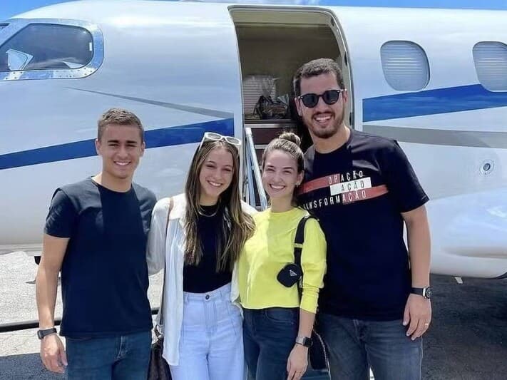 Nikolas Ferreira, a influenciadora Jey Reis, Mariel Batista e seu marido, o pastor Guilherme Batista, da Lagoinha, diante de avião da Prime Aviation, empresa de Daniel Vorcaro, em outubro de 2022. - Reprodução/redes sociais