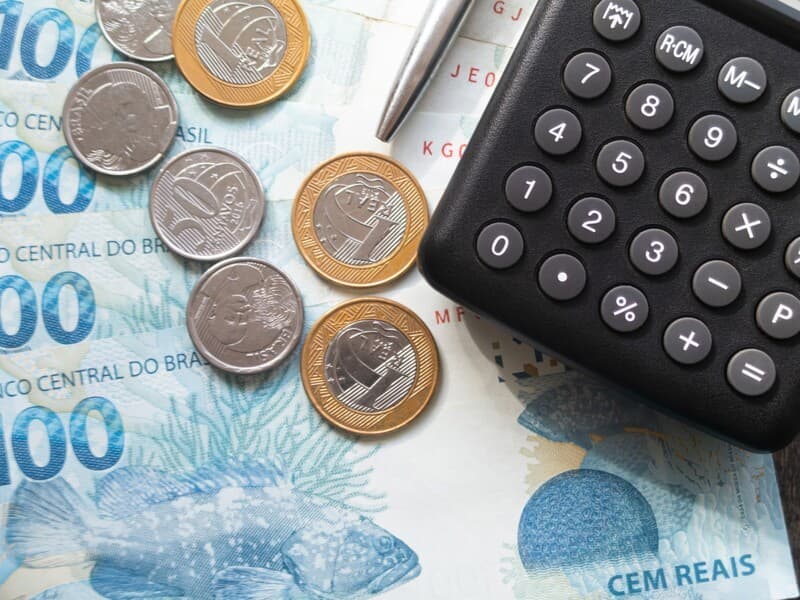 De acordo com o programa, instituições financeiras terão de limpar o nome de quem tem dívida de até R$ 100 e aderir ao Desenrola 2.0. - Freepik