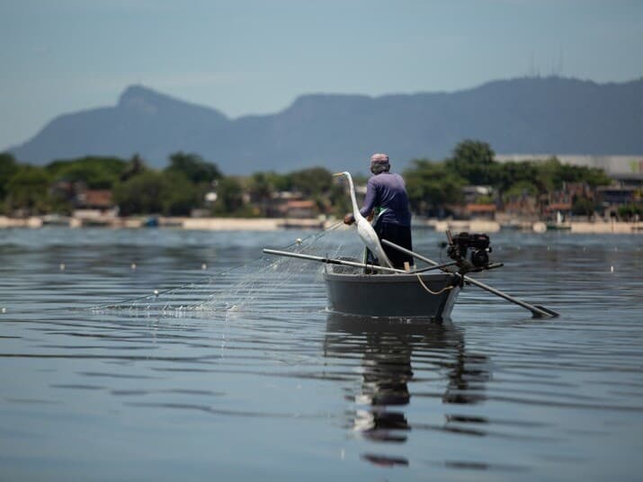 Homem pesca na Baía de Guanabara, em Duque de Caxias, no Rio de Janeiro. - Gabriel Monteiro/Folhapress