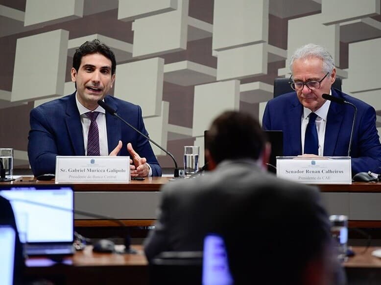Gabriel Galípolo e o presidente da CAE, Renan Calheiros, em audiência em novembro de 2025. - Saulo Cruz/Agência Senado