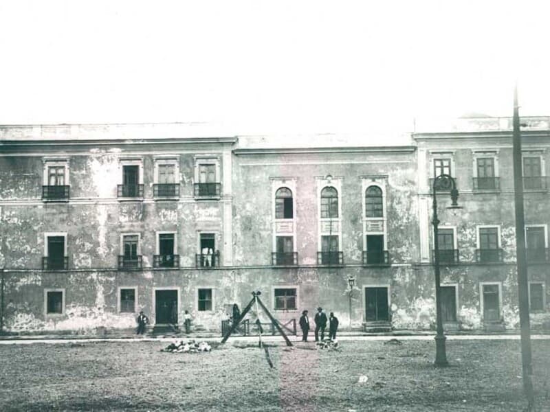 Construída no século XVII, a Cadeia Velha passou a abrigar a Assembleia Geral Constituinte após a Independência do Brasil. O prédio sediou a Câmara até 1914 e foi demolido em 1923 para dar lugar ao Palácio Tiradentes. - Acervo Instituto Moreira Salles
