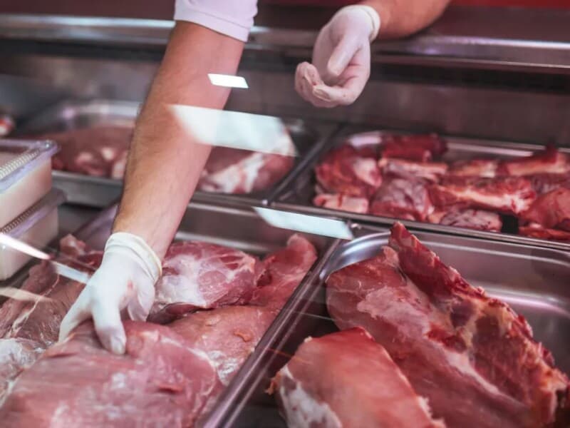 Especialistas do setor agropecuário afirmam que avanço das apostas on-line tem impactado o consumo de carne bovina entre famílias brasileiras. - Dalibor Despotovic / Getty Images