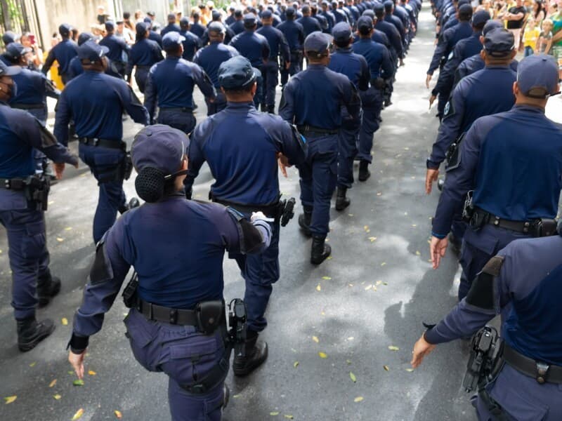 Proposta padroniza critérios de altura mínima em concursos para cargos operacionais das forças de segurança pública. - Magnific
