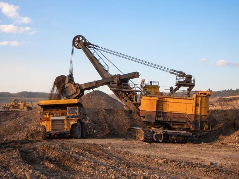 Texto cria incentivos para a integração dos minerais estratégicos à cadeia industrial nacional. - Magnific