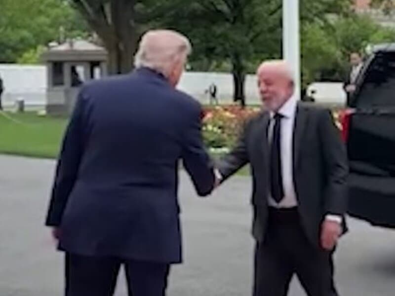 Presidentes trocaram cumprimentos ao chegar na entrada da sede do governo dos Estados Unidos.  - Reprodução