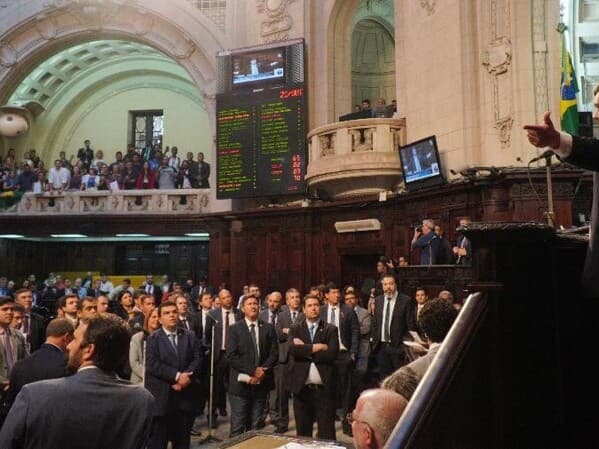 Em 2019, Rodrigo Bacellar defendeu, na tribuna da Alerj, a soltura de colegas presos pela Lava Jato. Em 2025, ele também teve sua prisão derrubada pela assembleia. Posteriormente, foi preso outra vez. - Thiago Lontra/Alerj