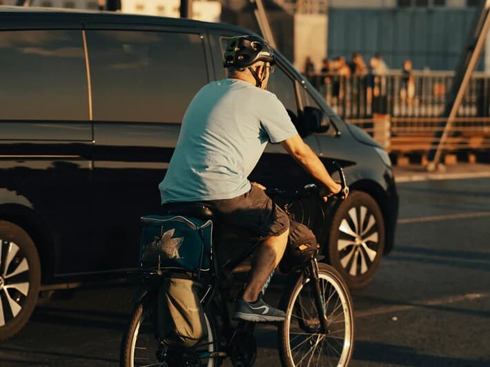 Proposta aprovada na CCJ amplia proteção a ciclistas e pedestres nas vias urbanas. - Shutterstock
