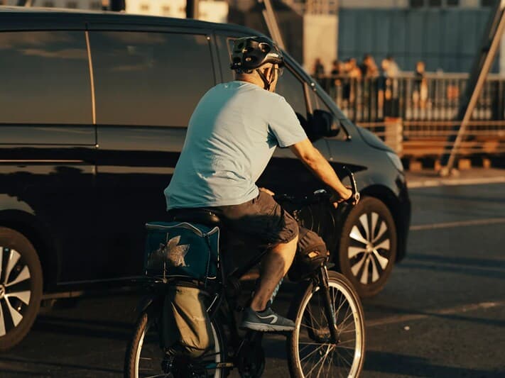 Proposta aprovada na CCJ amplia proteção a ciclistas e pedestres nas vias urbanas. - Shutterstock