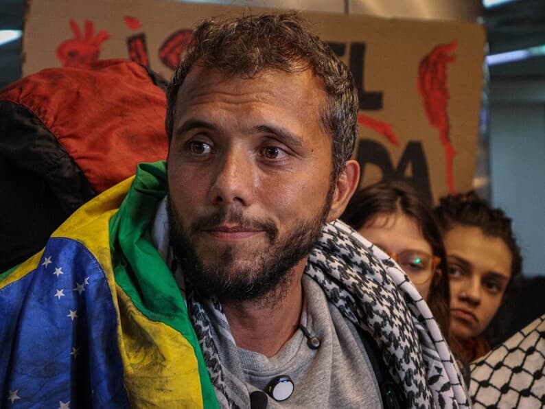 Thiago Ávila no desembarque em São Paulo, deportado de Israel, em junho de 2025. - Arthur Lamonier/Thenews2/Folhapress
