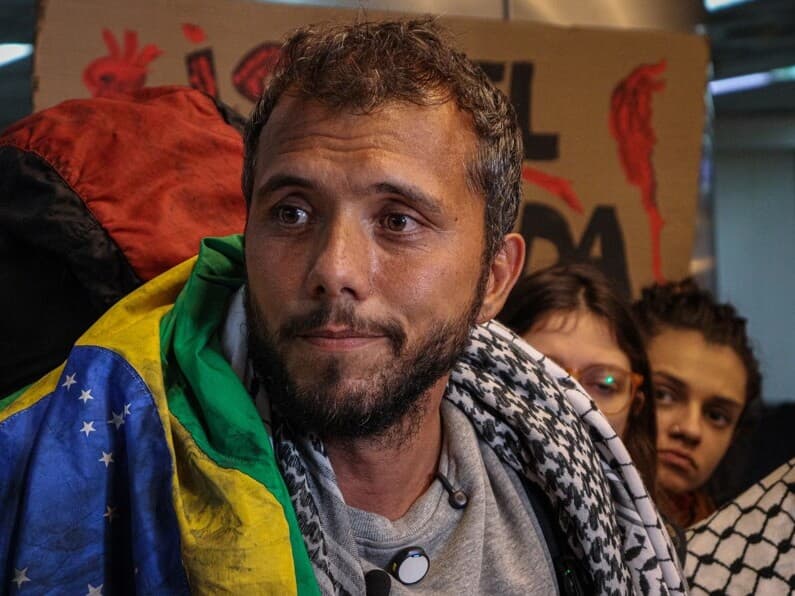 Thiago Ávila no desembarque em São Paulo, deportado de Israel, em junho de 2025. - Arthur Lamonier/Thenews2/Folhapress