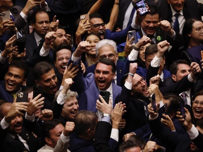 Parlamentares da oposição comemoraram a derrubada do veto de Lula ao PL da Dosimetria no último dia 30. - Pedro Ladeira/Folhapress