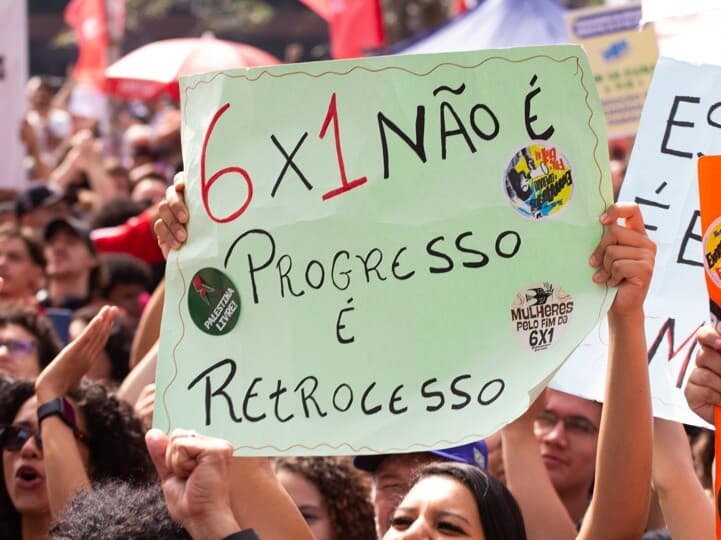 Manifestação pelo fim da escala 6x1 durante ato do Dia do Trabalhador em São Paulo. Lula e Motta ressaltam importância de medida para as mulheres. - Bruno Escolástico/E.Fotografia/Folha Press