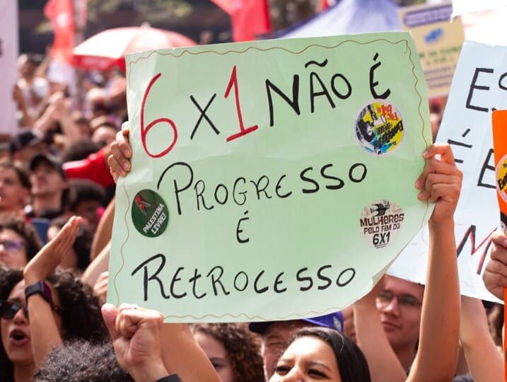 Manifestação pelo fim da escala 6x1 durante ato do Dia do Trabalhador em São Paulo. Lula e Motta ressaltam importância de medida para as mulheres. - Bruno Escolástico/E.Fotografia/Folha Press