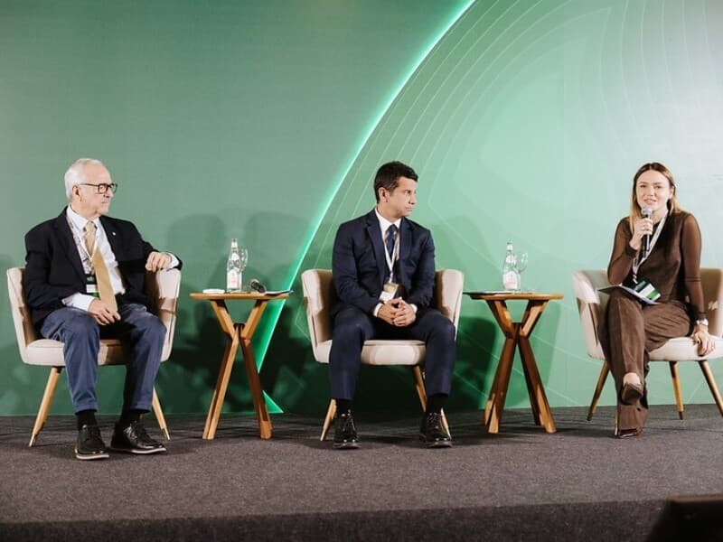 Os deputados Pedro Westphalen (à esq.) e Doutor Luizinho (centro) participaram do debate promovido pela FenaSaúde para discutir o futuro da saúde suplementar no país. - Divulgação/FenaSaúde