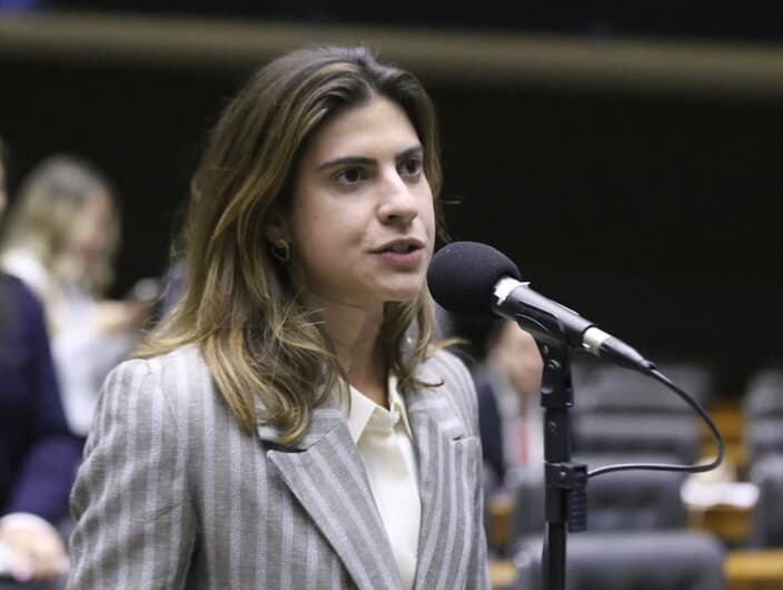 Relatora Camila Jara defendeu equiparação entre penas civil e militar. - Kayo Magalhães/Câmara dos Deputados