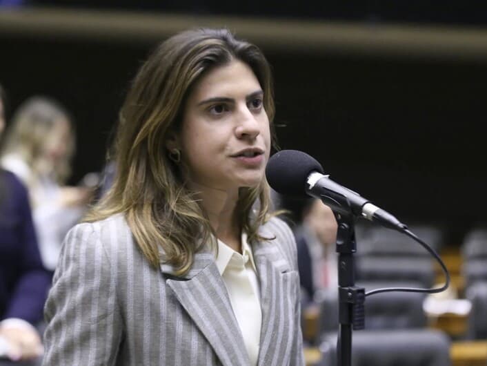 Relatora Camila Jara defendeu equiparação entre penas civil e militar. - Kayo Magalhães/Câmara dos Deputados