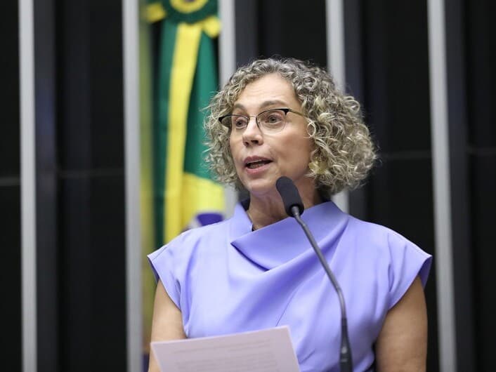 Proposta apresentada por Ana Paula Lima prevê remoção rápida de vídeos de violência contra animais nas redes sociais. - Zeca Ribeiro/ Câmara dos Deputados