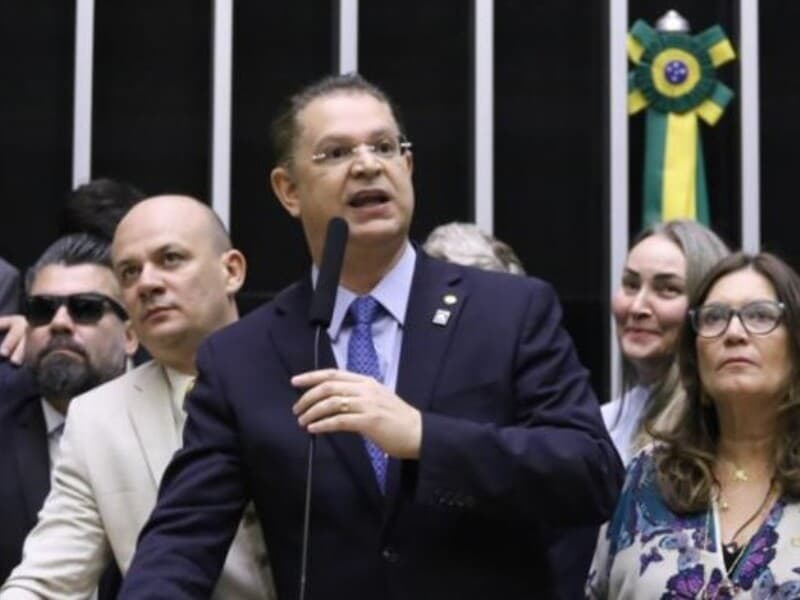 O líder do PL na Câmara dos Deputados, Sóstenes Cavalcante (PL-RJ), declarou apoio ao senador e pré-candidato do partido ao Planalto, Flávio Bolsonaro (PL-RJ), após ele se explicar a respeito do conteúdo do vazamento de sua mensagem de áudio ao proprietário do Banco Master, Daniel Vorcaro. 

Em nota publicada nas suas redes sociais, Sóstenes declara que "as explicações apresentadas pelo senador Flávio Bolsonaro são claras, coerentes e objetivas", e que assegura que "a bancada do PL permanece unida e confiante no senador Flávio Bolsonaro, certo da lisura de seus atos".  

O líder da oposição, Cabo Gilberto Silva (PL-PB), também saiu em defesa do senador. "Basta um filho buscar patrocínio privado para um filme privado, sem um centavo de verba pública, para imediatamente iniciarem uma operação política de criminalização e narrativa", acusou. 

Mensagem vazada 

O áudio de Flávio Bolsonaro para Daniel Vorcaro foi divulgado em reportagem publicada pelo portal The Intercept. Na mensagem, o senador relata dificuldades para pagar atores e demais funcionários contratados para o filme "Dark Horse", que retrata a campanha presidencial de seu pai em 2018. Ele também solidariza pelo banqueiro, reconhecendo que ele passava por "um momento dificílimo".  

A conversa teria ocorrido em novembro de 2025, poucos dias antes da deflagração da Operação Compliance Zero e da liquidação do Master. Após o vazamento, a bancada do PT pediu que os supostos repasses fossem investigados pela Polícia Federal e pela Polícia Federal, além de cobrar a instalação da CPI do Master. 

Flávio rebateu, afirmando que os repasses seriam parte de um contrato regular de patrocínio privado do filme, em uma época na qual não existiam suspeitas contra Vorcaro ou contra o Banco Master. Ele ressaltou que não havia qualquer recurso público envolvido, e reiterou a cobrança pela instalação da CPI para "separar os inocentes dos bandidos". 

Apoio da Câmara 

Ao expressar apoio a Flávio, Sóstenes Cavalcante reforçou a mensagem do senador sobre a natureza do contrato com Vorcaro. "Os fatos dizem respeito à busca de patrocínio privado para um projeto privado, sem qualquer utilização de recursos públicos". 

O deputado disse repudiar "tentativas de transformar uma iniciativa privada em narrativa política artificial para atingir adversários", e que o partido atuará"na defesa da verdade, da transparência e da correção de conduta daqueles que representam milhões de brasileiros". 

Cabo Gilberto Silva chamou a repercussão do vazamento de "método" de parlamentares governistas. "Transformar qualquer relação privada em escândalo quando envolve adversários políticos, enquanto silenciam diante de fatos muito mais graves ligados ao próprio sistema de poder que sustentam", descreveu. 

Sóstenes Cavalcante avalia que Flávio respondeu de forma coerente sobre conteúdo da mensagem.  - Kayo Magalhães/Câmara dos Deputados