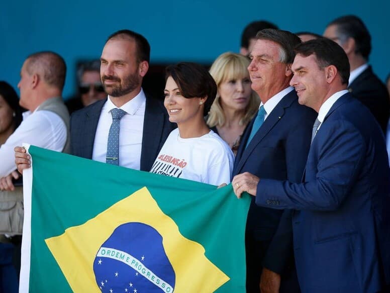 Eduardo, Michelle, Jair e Flávio Bolsnaro em março de 2022. Senador nega intenção do pai de tirá-lo da corrida presidencial e substituí-lo pela ex-primeira-dama. - Pedro Ladeira/Folhapress
