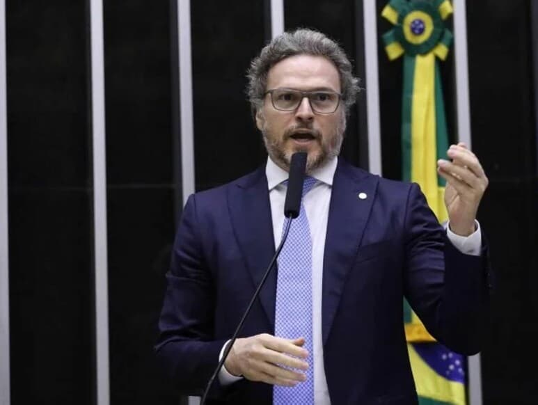 Fred Costa defendeu que o projeto traz mais estabilidade jurídica para clubes que aderiram ao modelo de SAF. - Kayo Magalhães / Câmara dos Deputados