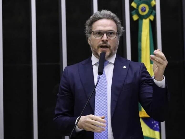 Fred Costa defendeu que o projeto traz mais estabilidade jurídica para clubes que aderiram ao modelo de SAF. - Kayo Magalhães / Câmara dos Deputados
