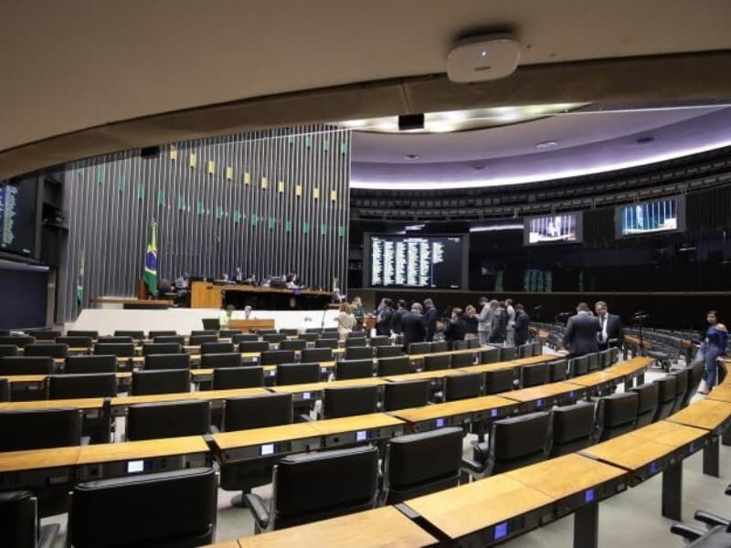 Câmara aprovou urgência para projetos sobre monitoramento eletrônico de agressores e distribuição de merenda escolar no ensino híbrido. - Bruno Spada / Câmara dos Deputados 