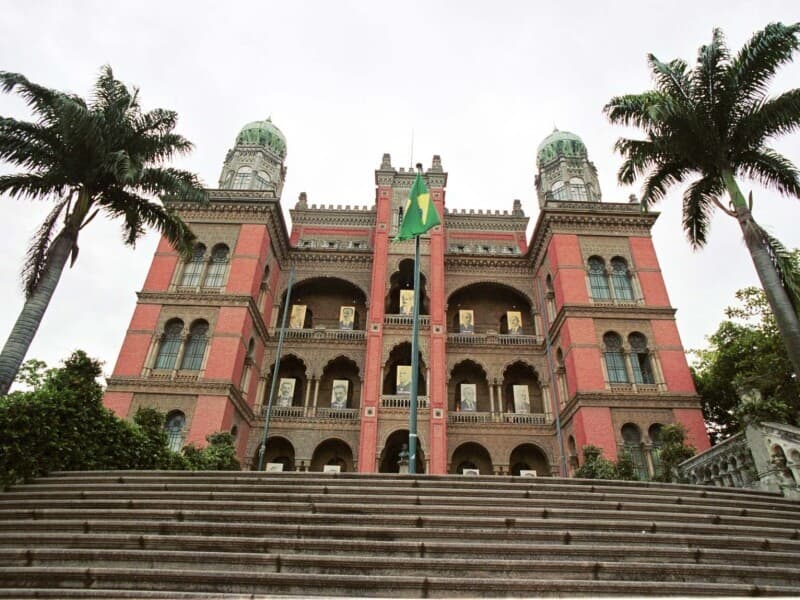 A decisão proíbe novas publicações com símbolos da Fundação, especialmente o Castelo Mourisco.  - Alexandre Campbell/Folhapress