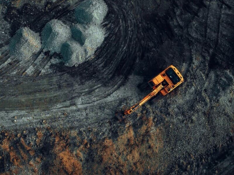 Apesar de não serem escassas no mundo, terras raras exigem processos complexos de refino para uso industrial.  - Magnific