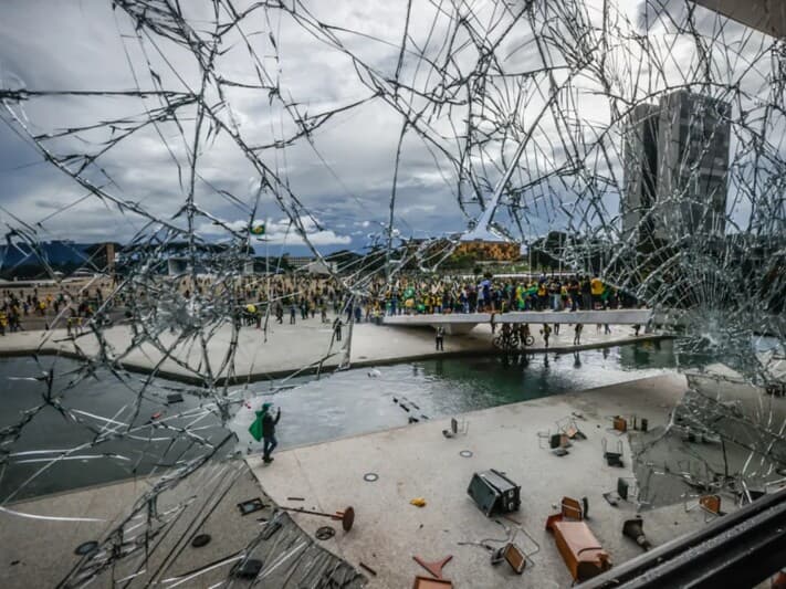 Lei vetada por Lula e restabelecida pelo Congresso está suspensa pelo ministro Alexandre de Moraes até o julgamento do mérito. Norma reduz pena dos condenados por participação nos atos de 8 de janeiro de 2023. - Gabriela Biló/Folhapress