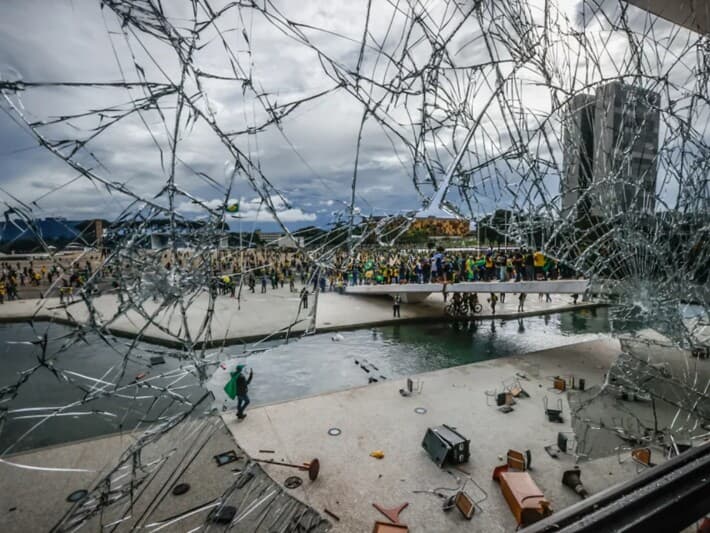 Lei vetada por Lula e restabelecida pelo Congresso está suspensa pelo ministro Alexandre de Moraes até o julgamento do mérito. Norma reduz pena dos condenados por participação nos atos de 8 de janeiro de 2023. - Gabriela Biló/Folhapress