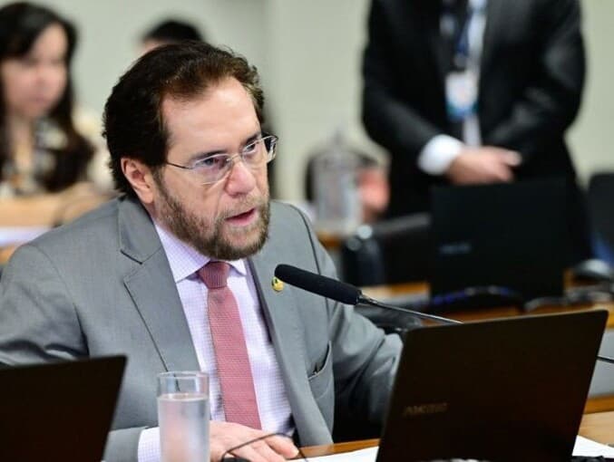 Plínio Valério leu a nova versão de seu relatório na CCJ após acolher sugestões de representantes do governo. Ainda assim, não há acordo para votação. - Geraldo Magela/Agência Senado