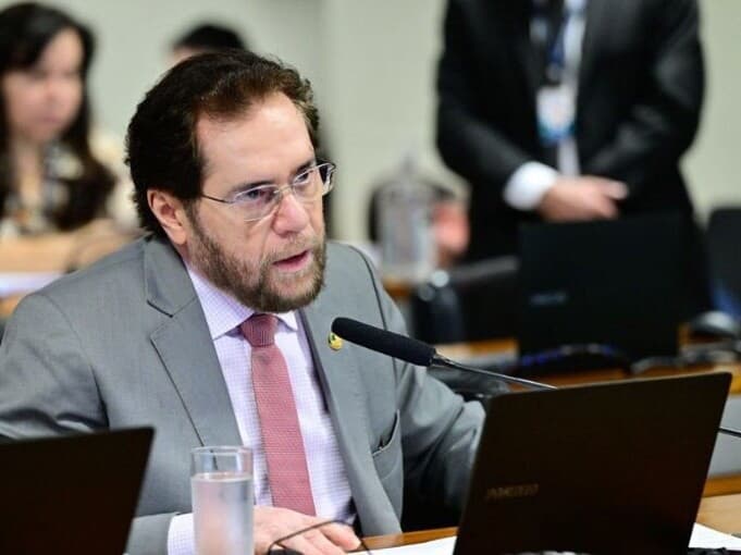 Plínio Valério leu a nova versão de seu relatório na CCJ após acolher sugestões de representantes do governo. Ainda assim, não há acordo para votação. - Geraldo Magela/Agência Senado