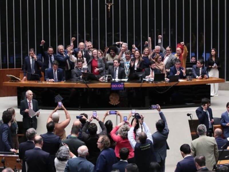 Texto prevê reajuste acima da inflação para professores titulares e temporários.  - Bruno Spada/Câmara dos Deputados