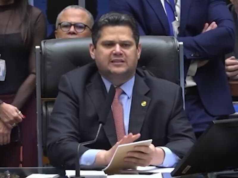 Presidente do Congresso Nacional afirma possuir prerrogativa para decidir momento de leitura de requerimentos de abertura de comissão.  - TV Senado/Reprodução