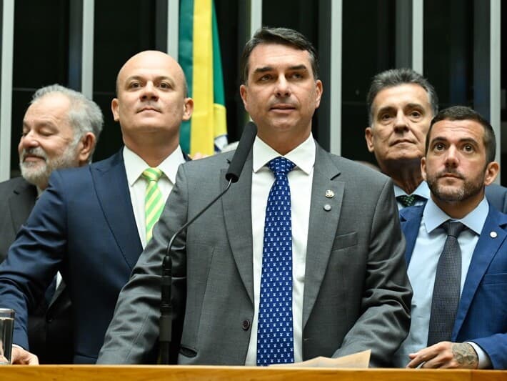 Flávio Bolsonaro citou Lula e Alexandre de Moraes ao defender investigação. - Andressa Anholete/Agência Senado