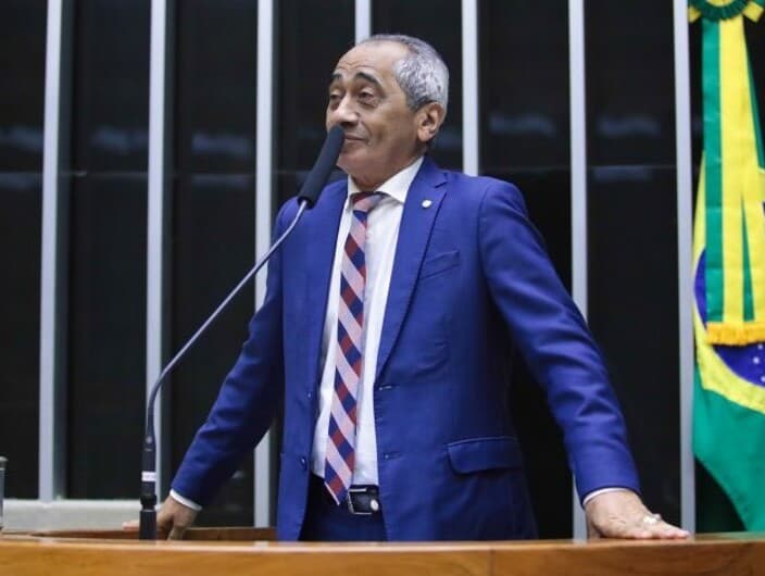 Raimundo Santos afirma que proposta busca assegurar liberdade religiosa no ambiente acadêmico. - Vinicius Loures/Câmara dos Deputados 
