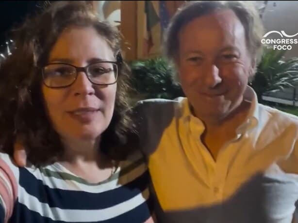 Carla Zambelli e o seu advogado italiano, Pieremilio Sammarco, logo após ser solta pela Justiça do país europeu. - Reprodução/Youtube