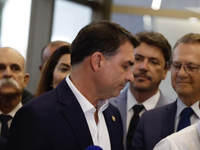Flávio Bolsonaro e integrantes da bancada do PL no Congresso. - Pedro Ladeira/Folhapress