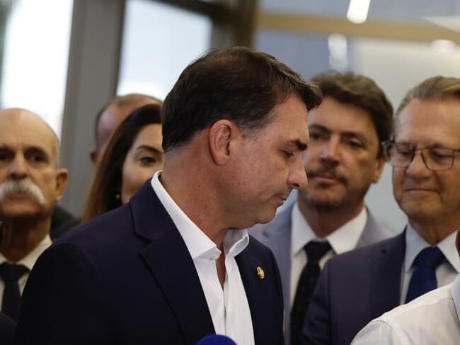 Flávio Bolsonaro e integrantes da bancada do PL no Congresso. - Pedro Ladeira/Folhapress