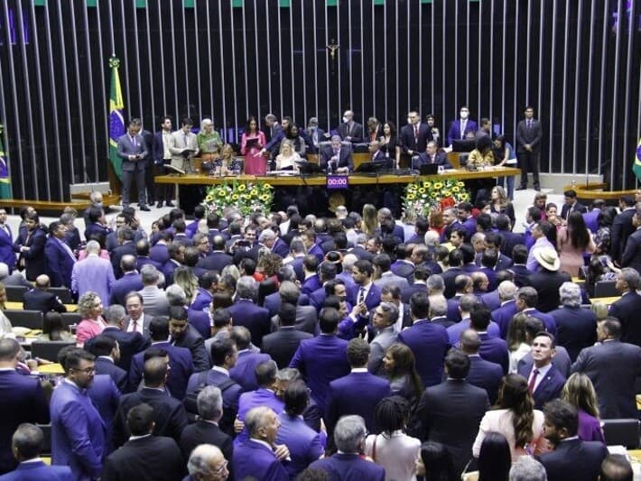 Fevereiro de 2023: sessão solene de posse dos deputados eleitos em 2022. De lá para cá, muitos parlamentares mudaram de partido.  - Marina Ramos/Agência Câmara
