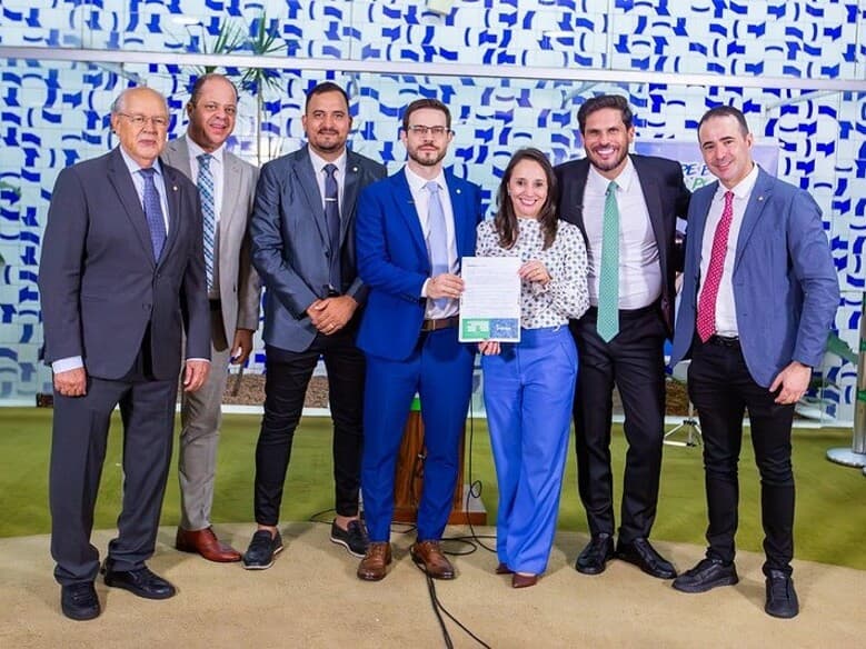 Presidente do Podemos, deputada Renata Abreu comemora a filiação dos deputados Felipe Becari, à sua esquerda, e Flávio Ganem, à sua direita. Partido teve o melhor desempenho na janela partidária. - Ascom/Podemos