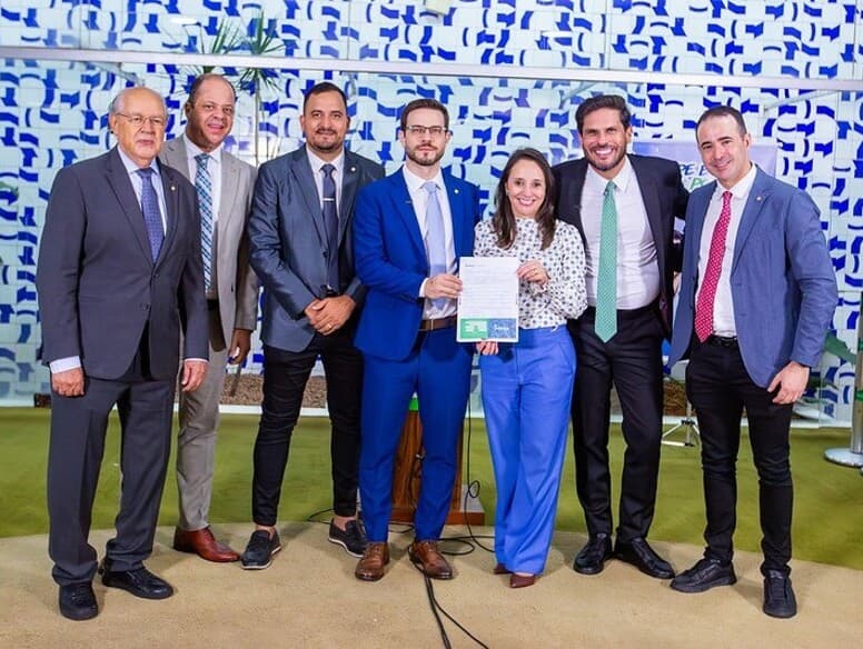 Presidente do Podemos, deputada Renata Abreu comemora a filiação dos deputados Felipe Becari, à sua esquerda, e Flávio Ganem, à sua direita. Partido teve o melhor desempenho na janela partidária. - Ascom/Podemos