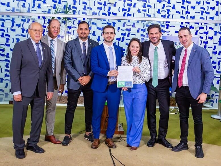 Presidente do Podemos, deputada Renata Abreu comemora a filiação dos deputados Felipe Becari, à sua esquerda, e Flávio Ganem, à sua direita. Partido teve o melhor desempenho na janela partidária. - Ascom/Podemos